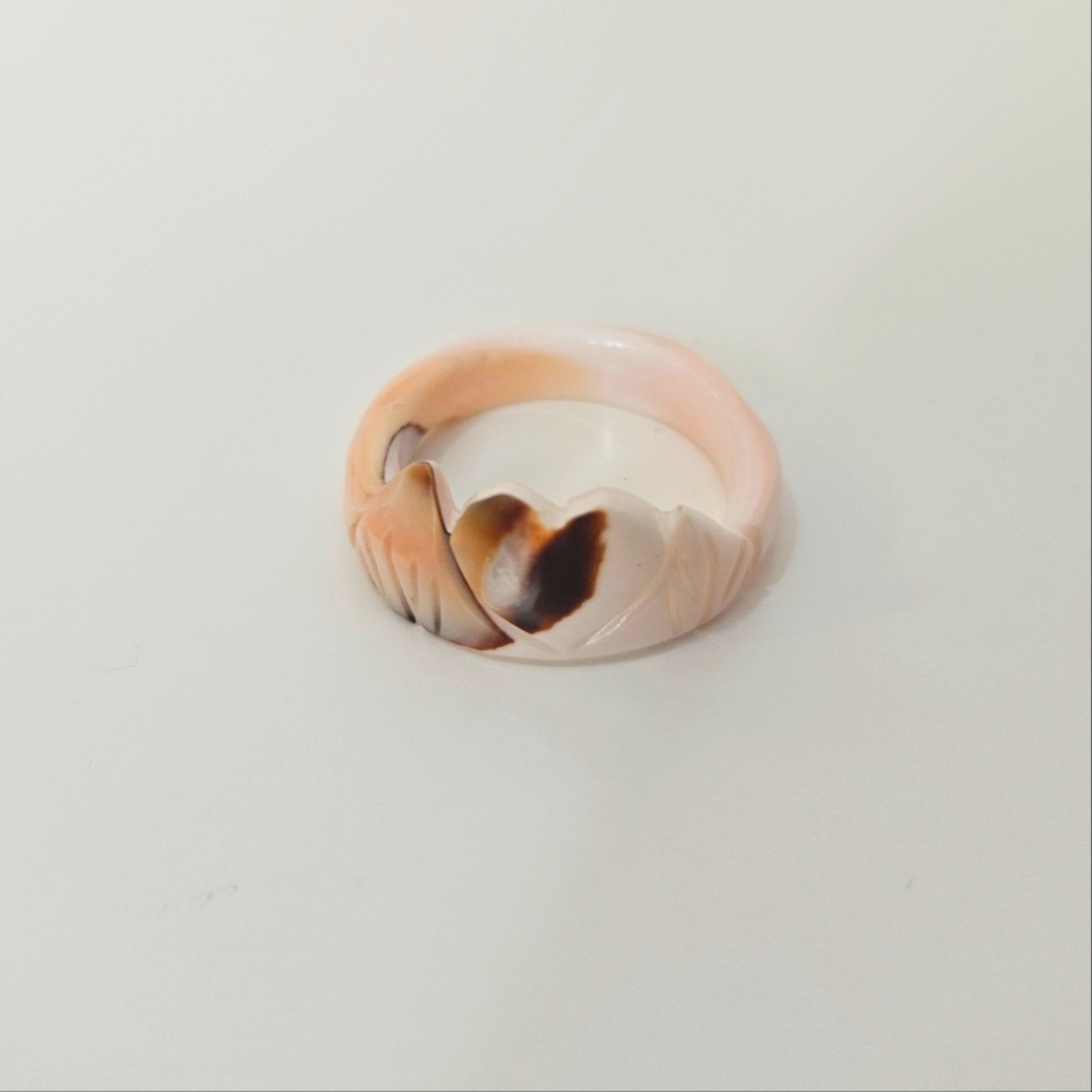 💝 Vintage Mother of pearl shell carved heart feather ring size 7